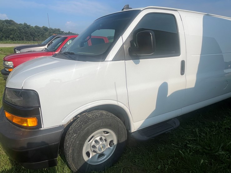 #1033-•-2023-chevy-express-van-(has-wi-salvage-title)-image-9