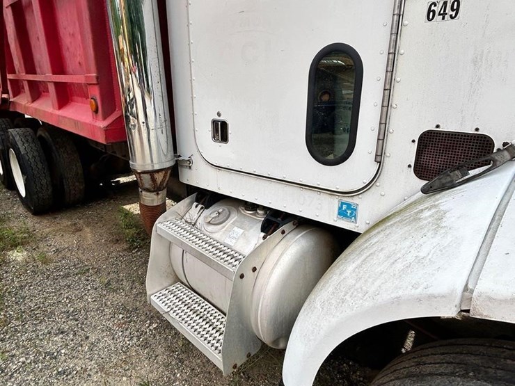 2000-peterbilt-330-image-4