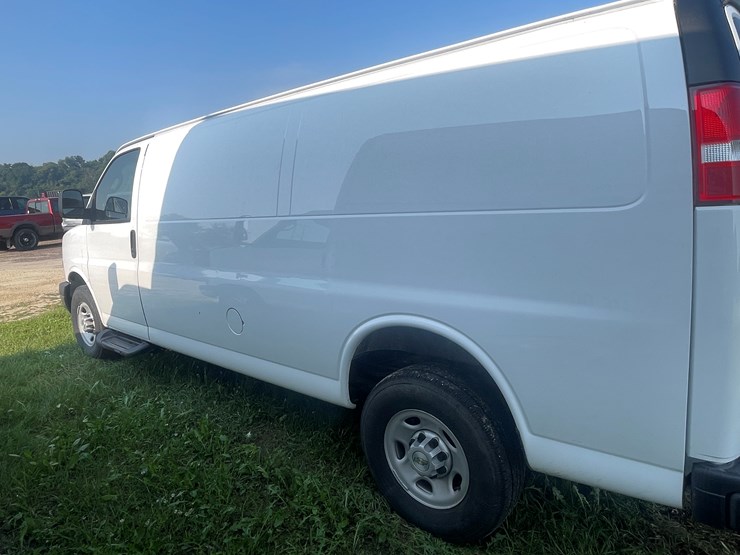 #1033-•-2023-chevy-express-van-(has-wi-salvage-title)-image-8