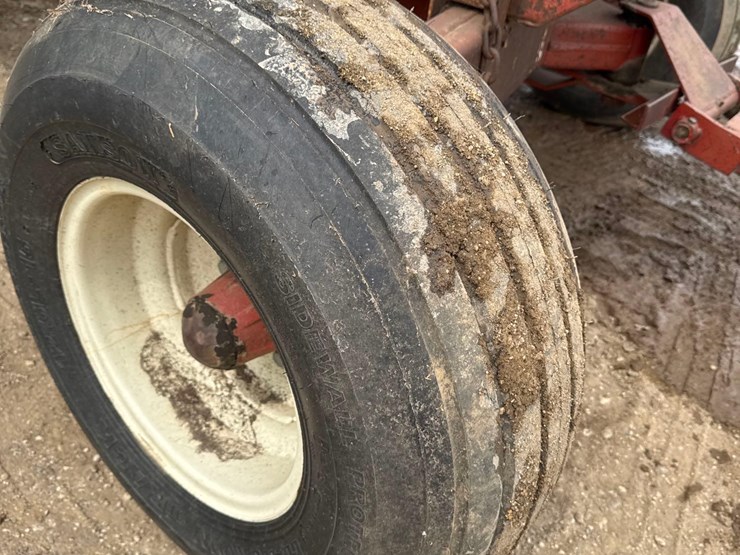demco-325bu-gravity-wagon-image-8