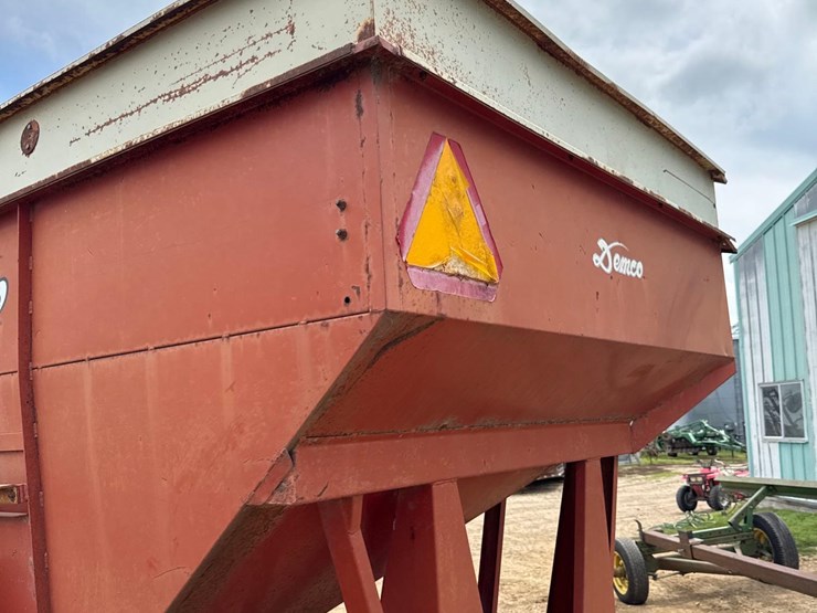 demco-325bu-gravity-wagon-image-16