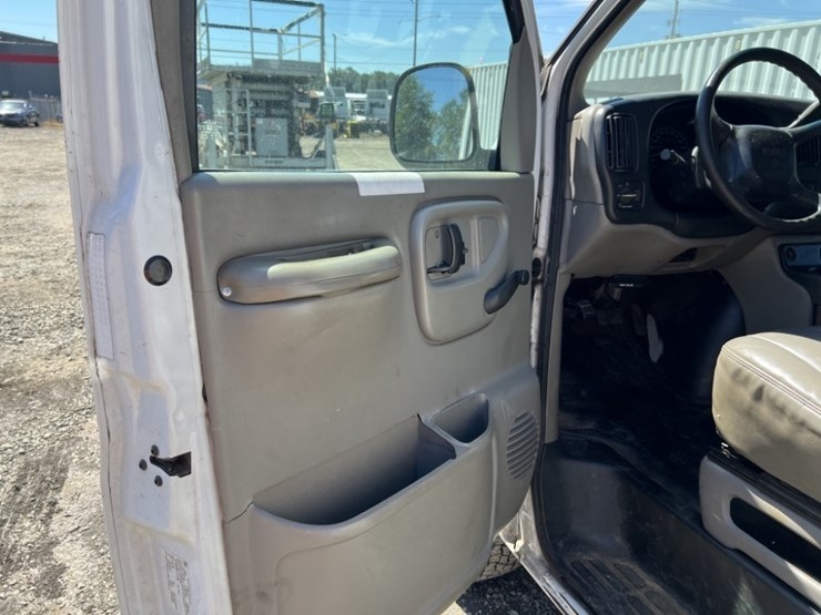 2001-gmc-3500-image-14
