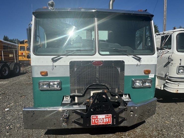2007-peterbilt-320-image-2