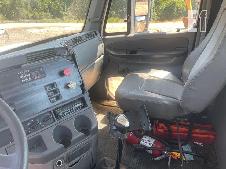 2006-freightliner-columbia-120-image-15