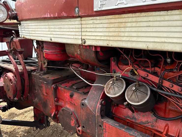 internationa-560-diesel-tractor-image-8