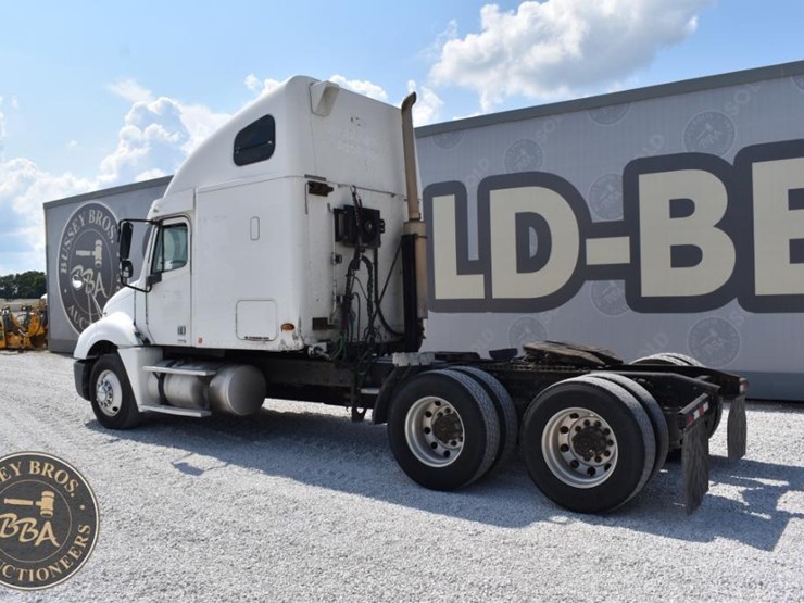 2003-freightliner-columbia-120-image-9