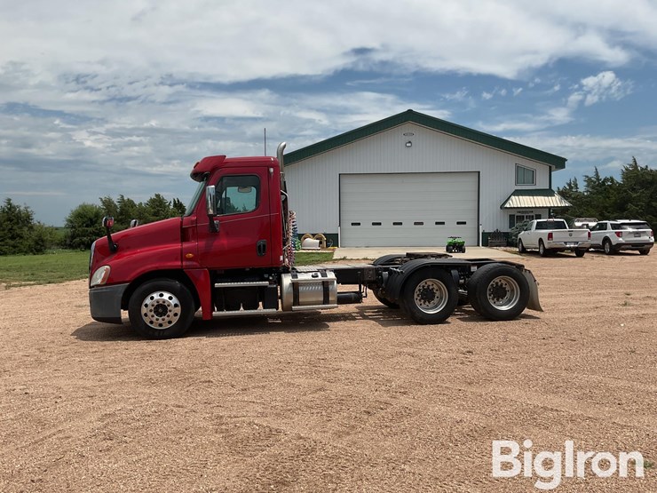 2014-freightliner-cascadia-125-image-8