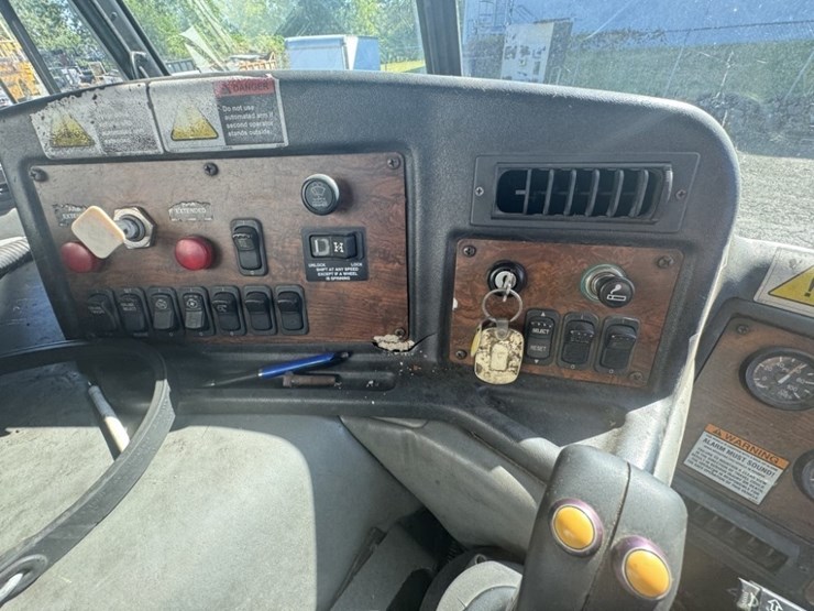 2007-peterbilt-320-image-18