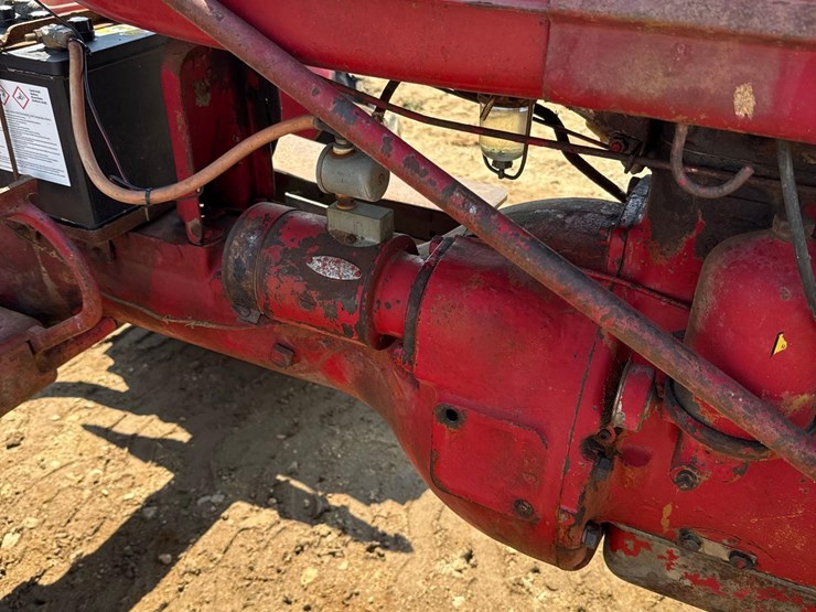 farmall-b-tractor-image-19