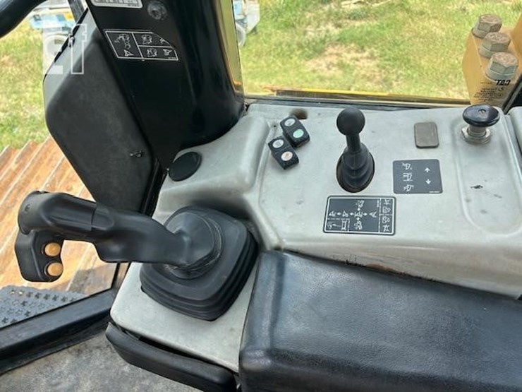 2017-caterpillar-d6n-lgp-image-12