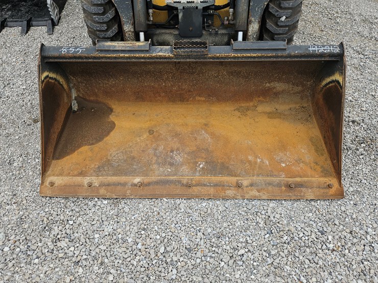 2022-deere-318g-image-3