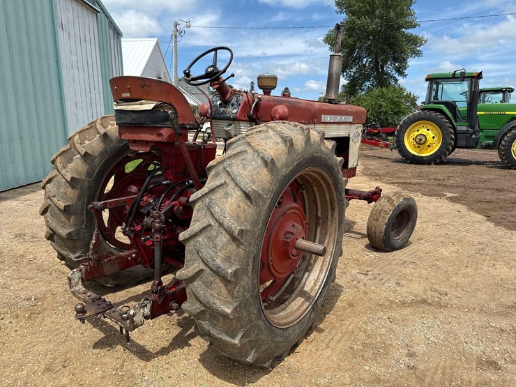 internationa-560-diesel-tractor-image-2