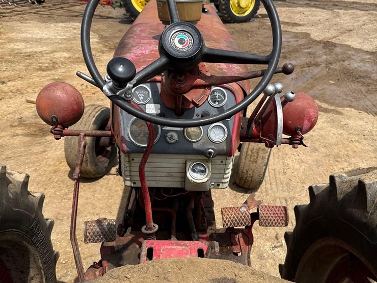internationa-560-diesel-tractor-image-22