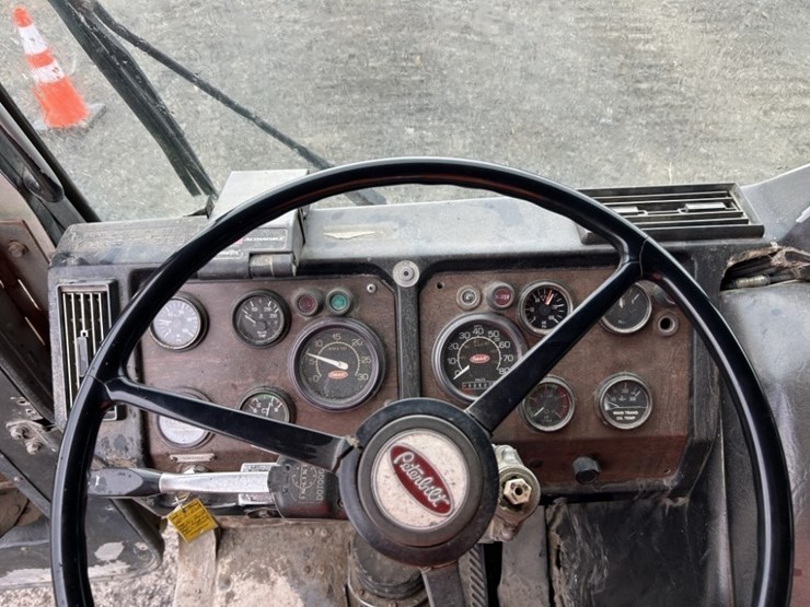 1988-peterbilt-320-image-19