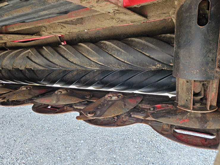 2015-new-holland-313-image-11
