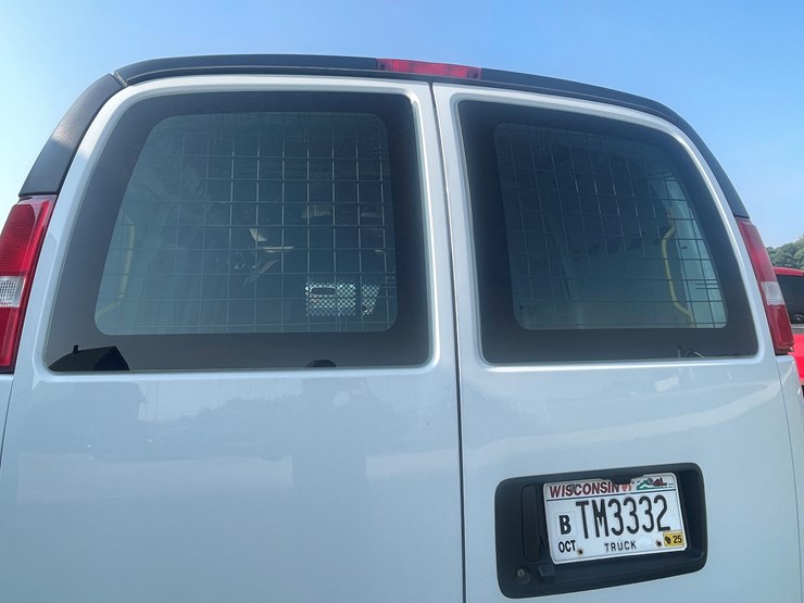 #1033-•-2023-chevy-express-van-(has-wi-salvage-title)-image-18