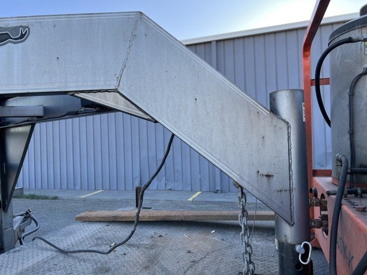2014-innovative-32'-tri-axle-gooseneck-trailer-image-21