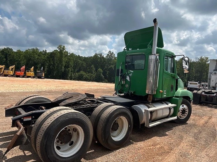 2001-freightliner-century-120-image-3
