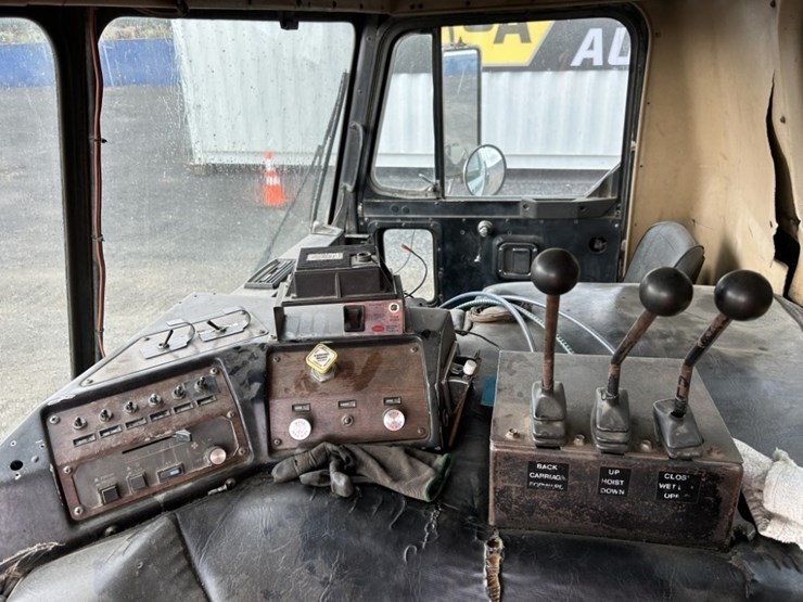 1988-peterbilt-320-image-17