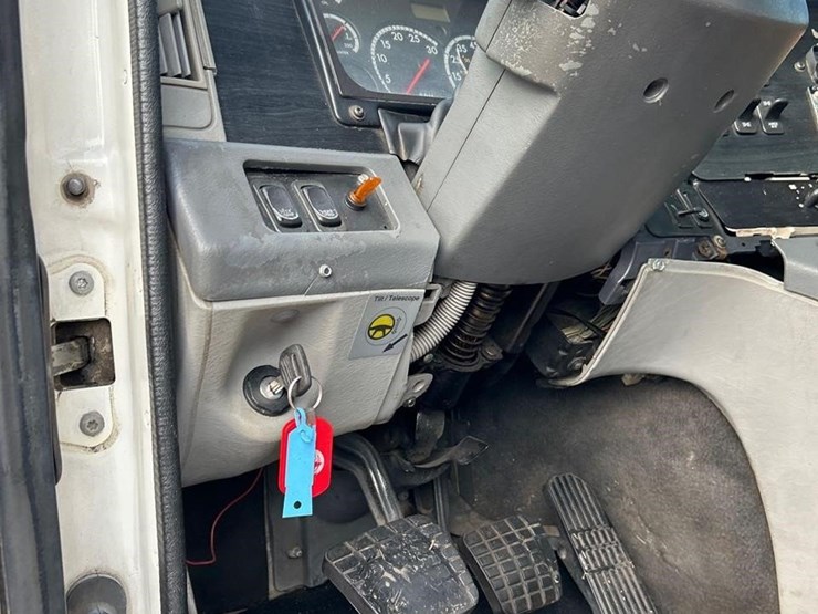 2005-freightliner-columbia-120-image-46