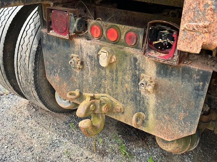 2000-peterbilt-330-image-23