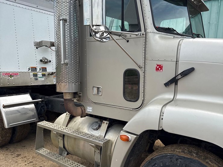 2000-freightliner-fld112-image-5