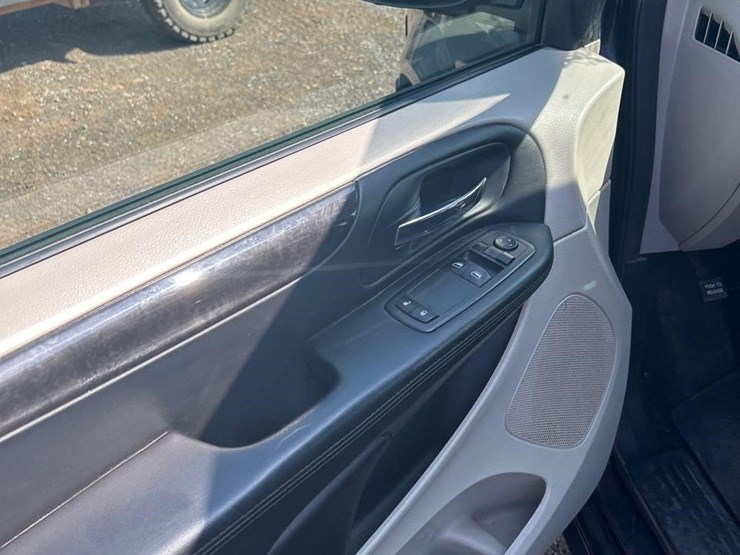 2013-dodge-grand-caravan-image-19