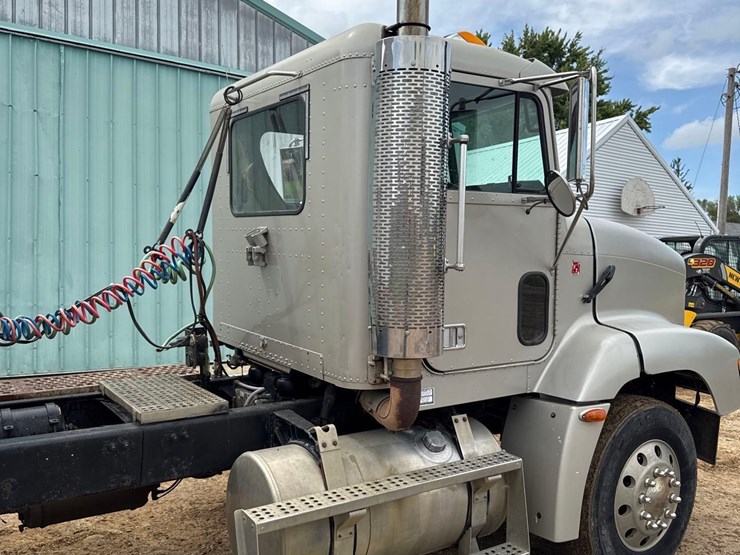 2000-freightliner-fld112-image-7