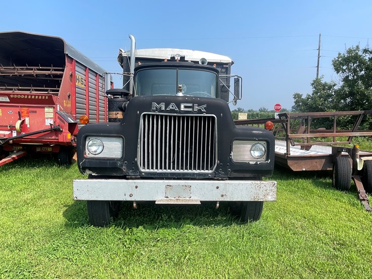 #1016-•-1974-mack-truck-(has-wi-title)-image-2