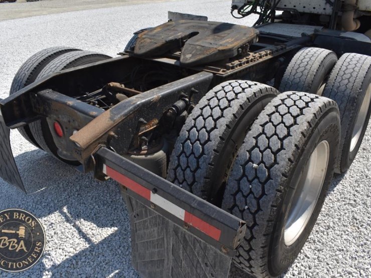 2003-freightliner-columbia-120-image-33