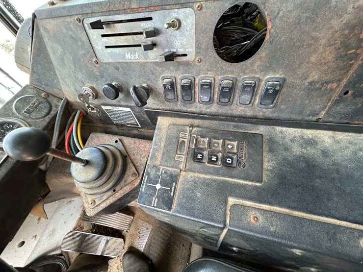 #9394-•-inop-2007-mack-mr-mr600s-t/a-daycab-garbage-truck-vin:-1m2k189c07m036142-image-49
