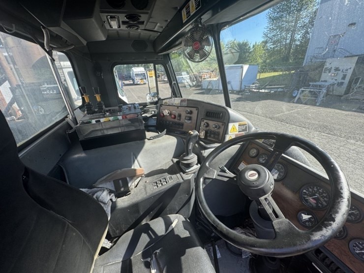 2007-peterbilt-320-image-16