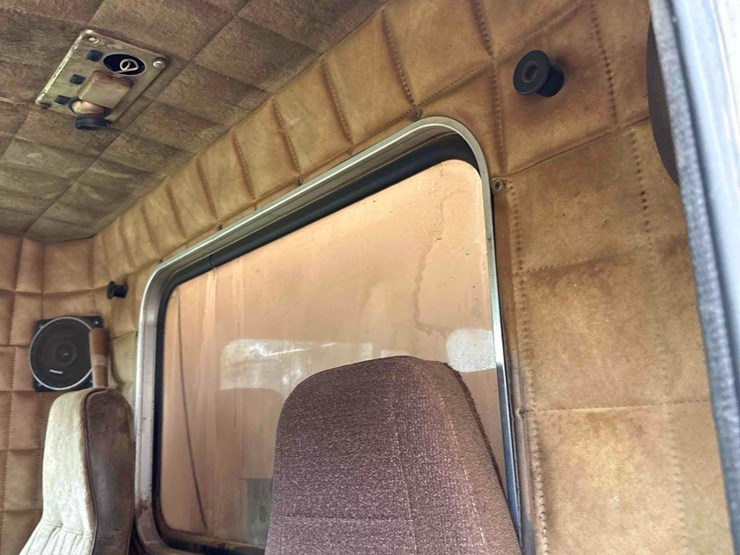 1987-peterbilt-359-image-47