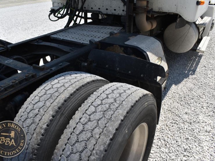 2003-freightliner-columbia-120-image-36