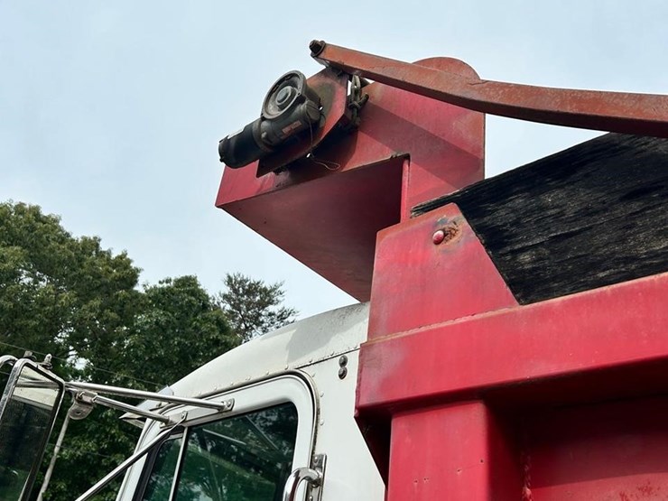 2000-peterbilt-330-image-32