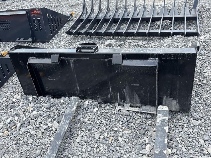 kc-skid-steer-bucket-65-inch-wide-image-2