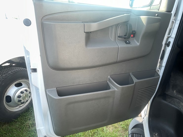 #1033-•-2023-chevy-express-van-(has-wi-salvage-title)-image-36