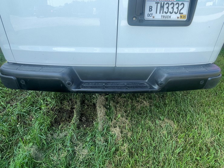 #1033-•-2023-chevy-express-van-(has-wi-salvage-title)-image-17