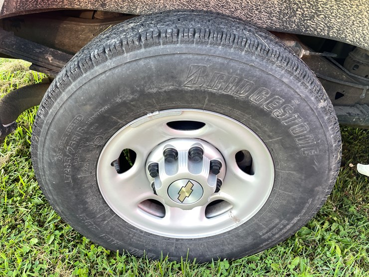 #1033-•-2023-chevy-express-van-(has-wi-salvage-title)-image-33