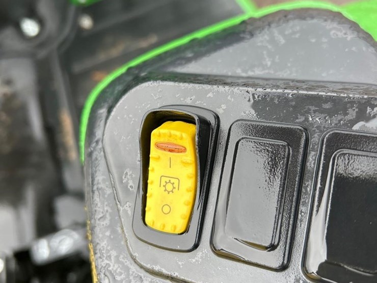 2022-john-deere-3032e-image-22
