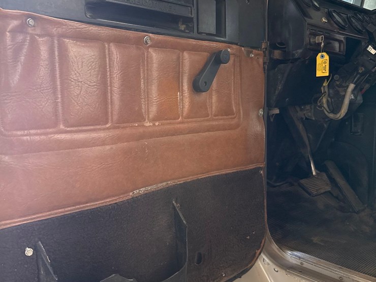 2000-freightliner-fld112-image-43
