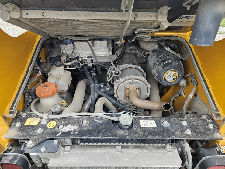 2022-deere-318g-image-17