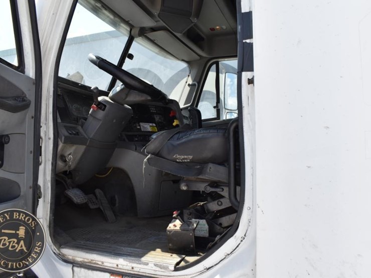 2003-freightliner-columbia-120-image-51