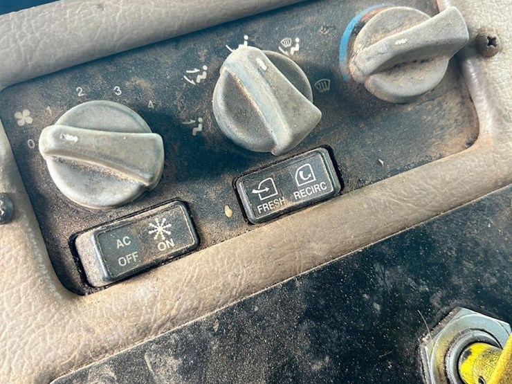 2000-peterbilt-330-image-50