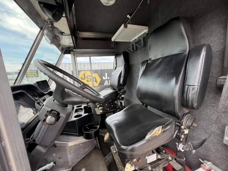 2014-freightliner-mt45-image-27