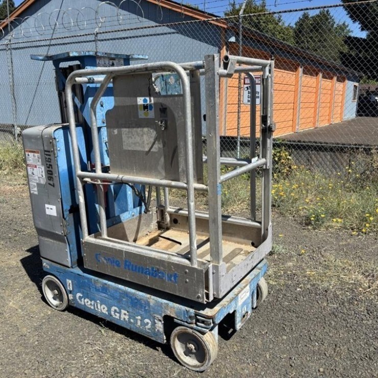 2011 GENIE GR12
