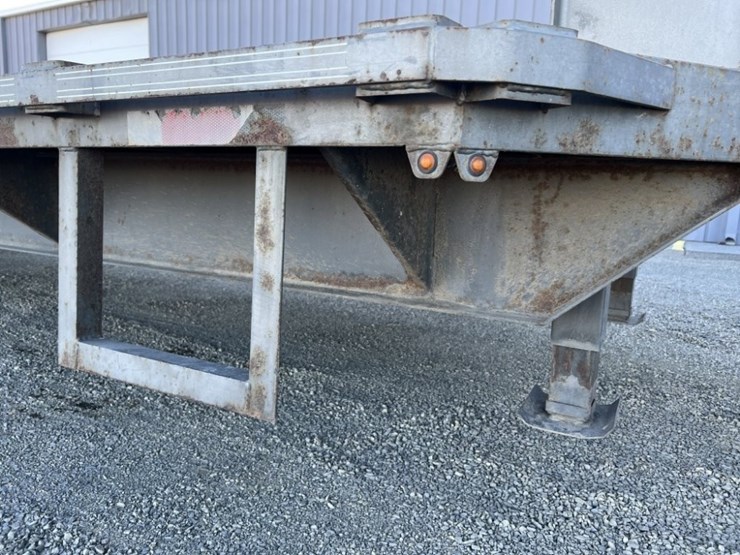 2014-innovative-32'-tri-axle-gooseneck-trailer-image-18