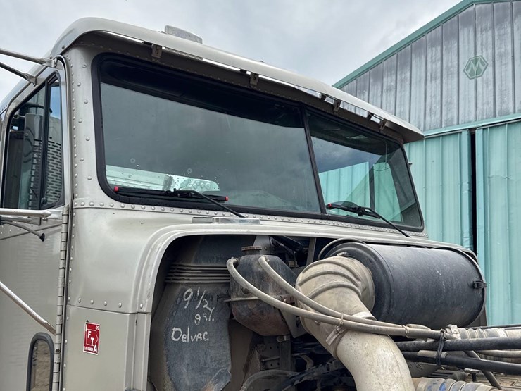 2000-freightliner-fld112-image-29