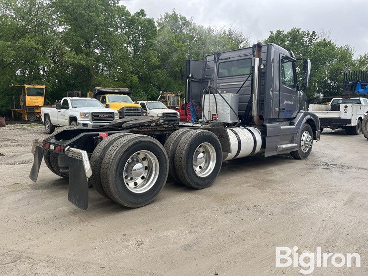 2014-volvo-vnl42t300-image-8