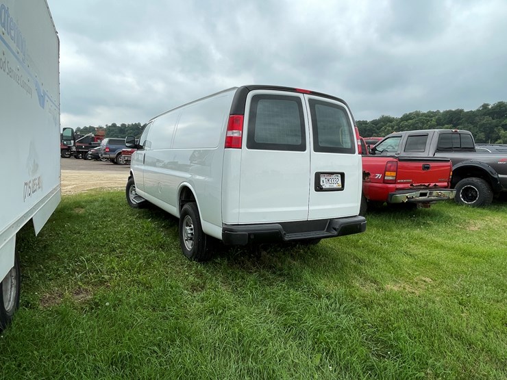 #1033-•-2023-chevy-express-van-(has-wi-salvage-title)-image-4
